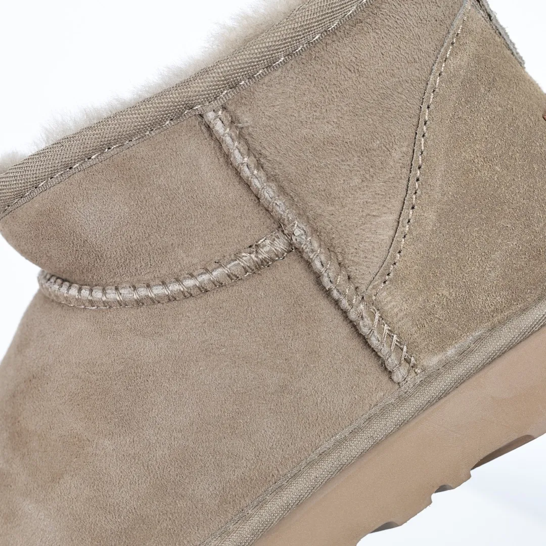 Pick up locally 💰480, core recommendation, good price UGG Classic MiNi basic low-top series, Xiaohongshu hot model, Henan Longfeng leather production, sheepskin integrated, top quality in the market, 2-3 cm cashmere insole, keeping warm in winter, suitable for home use. In the new year, uug launched a style series, which is partially biased towards the preferences of young consumers, and has also moved to the forefront of fashion trends. Shoe body material, water-repellent coated suede upper 17mm UGGPURE™ implanted wool insole Lightweight non-slip comfortable rubber outsole With brand LOGO Trademark Comes with full packaging Size: 35 36 37 38 39 40